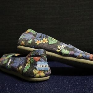 NWOT FLORAL TOMS